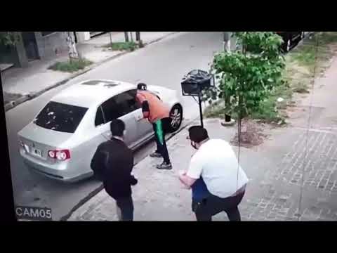 Le roban el auto cuando llegaba con su hijo de 6 años a una peluquería de Villa Ballester