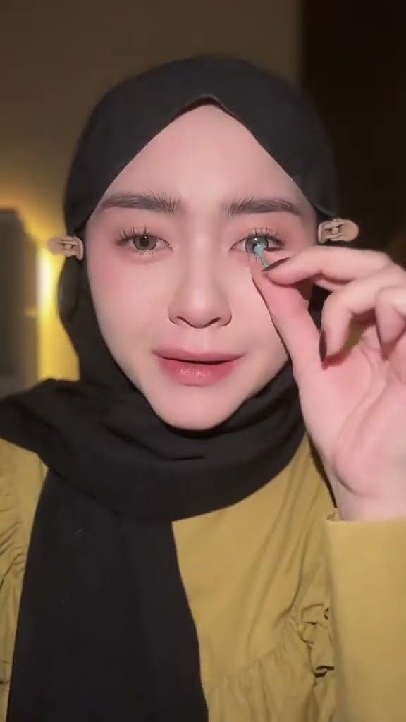 Siapa di sini yang juga pernah jatuh cinta sama produk skincare? 🤍✨ Yuk, bagi rekomendasi favoritmu!