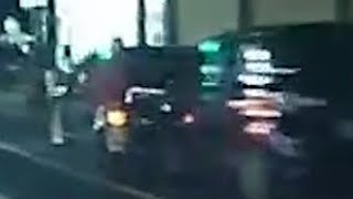 【車禍影片】黑色toyota車主你的後照鏡掉了（2025.07.06 桃園市八德區東勇北路