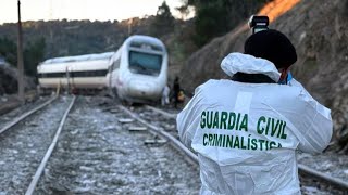 Investigación en el lugar de la colisión de dos trenes en España