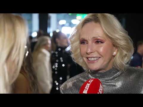 Helena Vondráčková s mladším doprovodem: Manžel je po operaci!