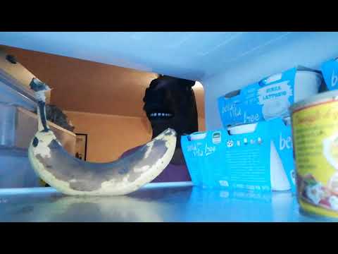 Apro il frigo prendo una banana e lo chiudo