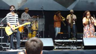 Dj Dolores + Orchestra Santa Massa - Sentado Na Beira Do Rio (Virada Cultural) [17.04.2011]