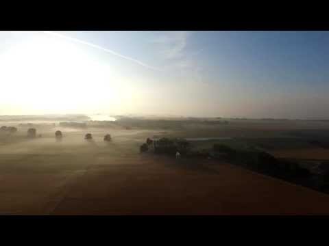 drone vlucht - ochtendmist in Afrika of toch gewoon Nederland