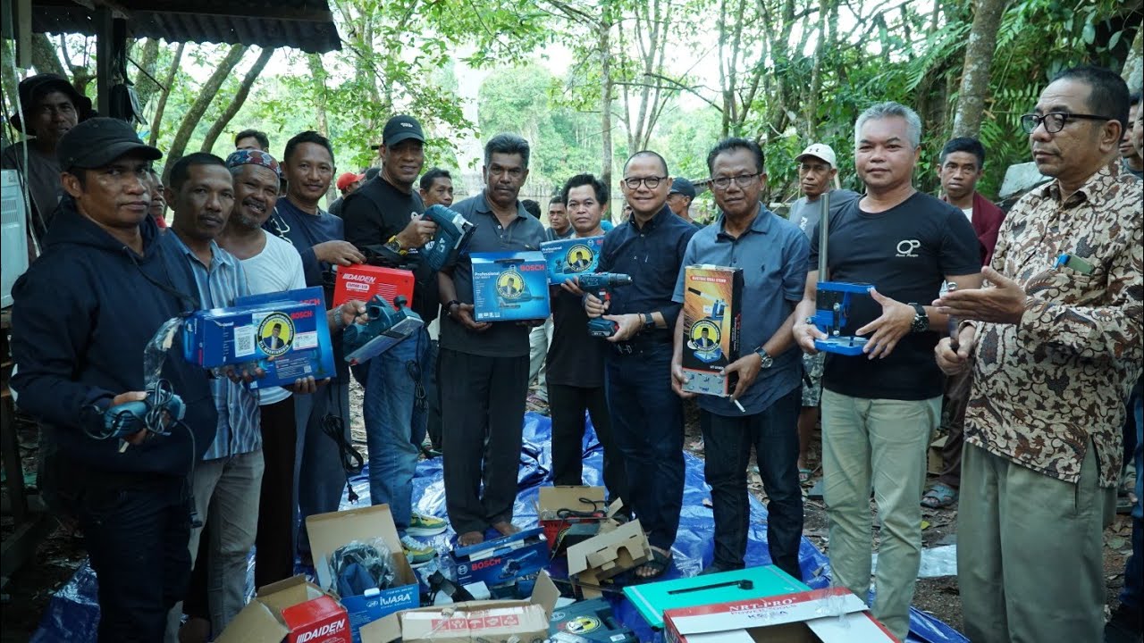 Anggota DPR RI Mukhtarudin Berikan Bantuan Peralatan Tukang Kepada Pengrajin Perahu