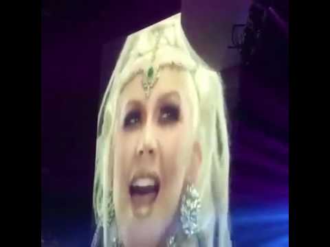 Christina Aguilera- Nobody Wants To Be Lonely (projection at Ricky Martin's Concert)