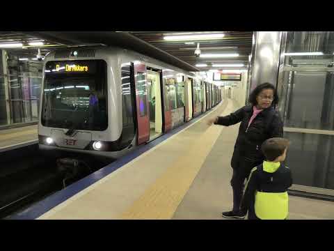 Metro RET vertrekt van Rotterdam Centraal, 29 APR 2022 11:37