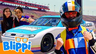 Blippi e Meekah Fazem uma Corrida de NASCAR! 🚗💨 Blippi em Português 🟠 Veículos para Crianças