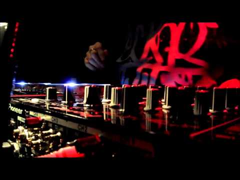 ''ÉCOUTEZ'' played by CIRCUS resident MICHEL SIMARD