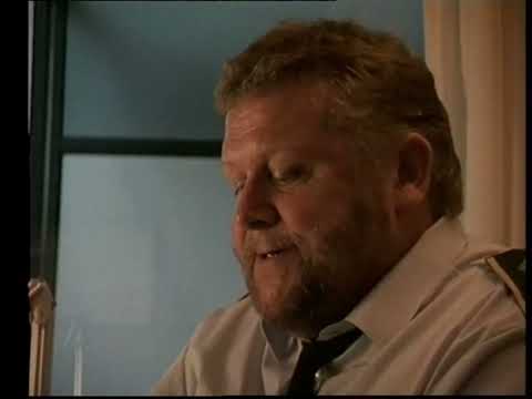 Jens Okking som lufthavnspolitibetjent 1