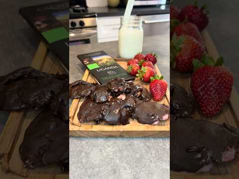 DARK CHOCOLATE STRAWBERRY CLUSTERS - DAY 10/20 OF HEALTHY FRUITY DESSERTS