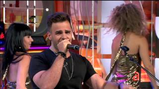 Juan Esteban interpreta su éxito "Muévelo" en el Happy Hour