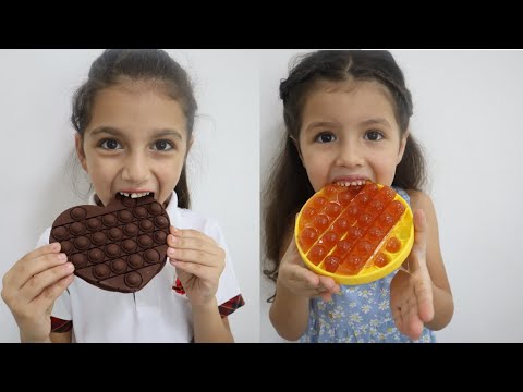 تحدي الأكل الحقيقي ضد البوب ات | pop it | chocolate pop it