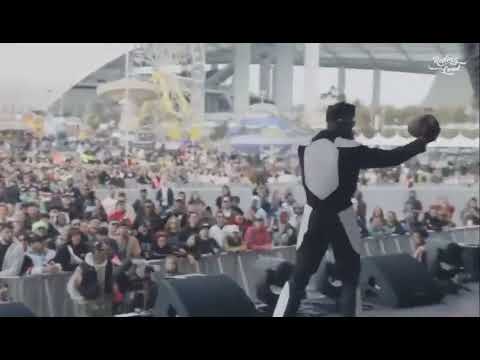 Antonio Brown made a one-handed catch while on the stage at #RollingLoud. AB’s hands still work 😂 🔥