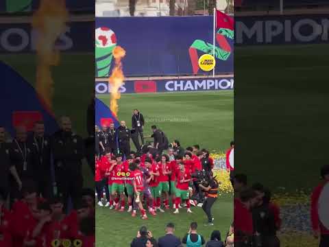إلياس بلمختار يرفع كأس إفريقيا على طريقة ميسي ويقود الاحتفالات