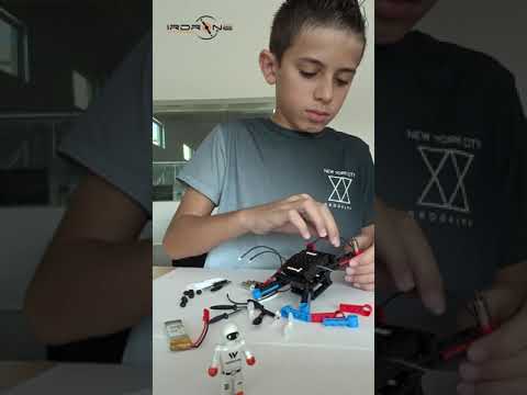 Drone en kit à assembler à partir de briques avec une figurine - Second Medium