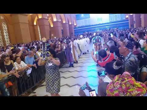 Uma trecho das entrada na missa afro brasileira no santuário nacional de Aparecida.