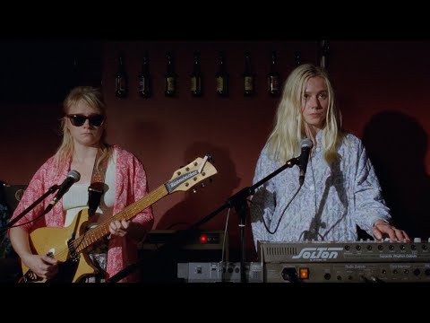 Maustetytöt - Syntynyt suruun ja puettu pettymyksin