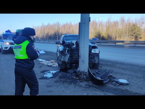 Дед на бездорожнике воткнулся в столб и покалечил свою бабку