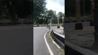 Download lagu bmx drop di alun alun kota blora mp3