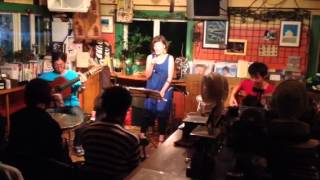 show de "Kazue Taniyama Brasilian Trio" em CHOVE CHUVA-Osaka