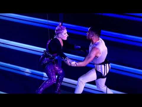 Pink Beautiful Trauma AMA’s 2017