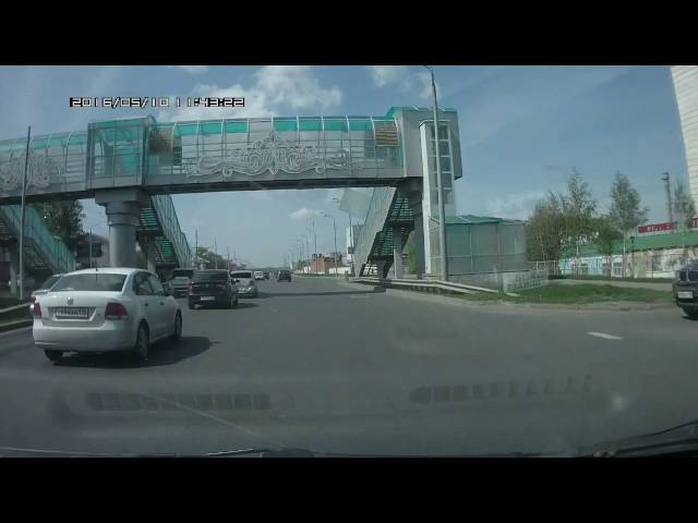 В Казани большая пластина поликарбонатного пластика упала