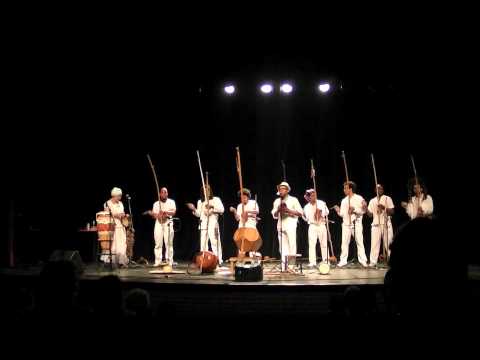 Dinho Nascimento e Orquestra de Berimbaus do Morro do Querosene