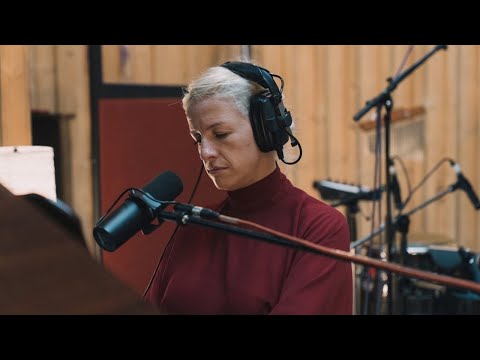 Izo FitzRoy - A Good Woman (Live Studio Performance)