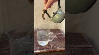 Mintově zelená konvička s větví