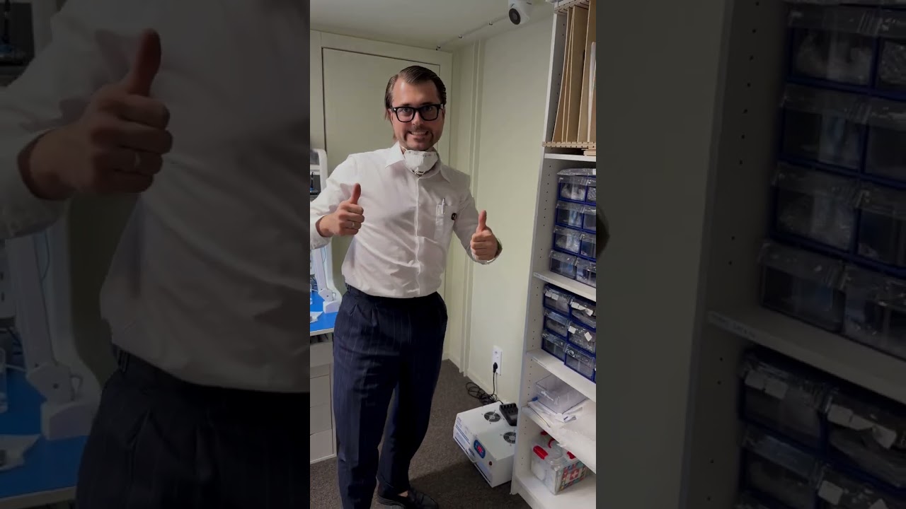 Психопат с каре меняет стекло на iPhone 17 Pro Max под OST Nutcracker нахумммля