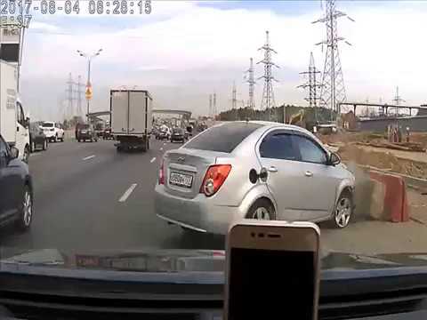 Водитель Chevrolet врезался в бетонный блок на обочине