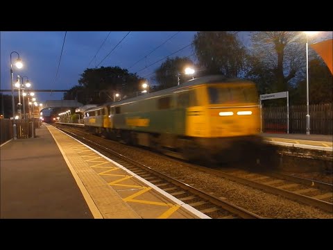 Freightliner 86604 & 86609 toot through Ingatestone on 1Z99 1/5/19