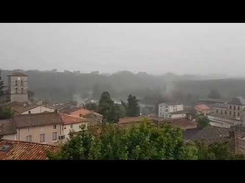 Blitzeinschlag zerschmettert Baum in Frankreich in tausend Teile⚡🌲 | Unwettermeldungen