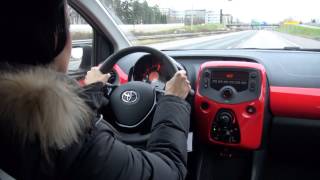 Kaaran Mia Pelttarin koeajossa Toyota Aygo