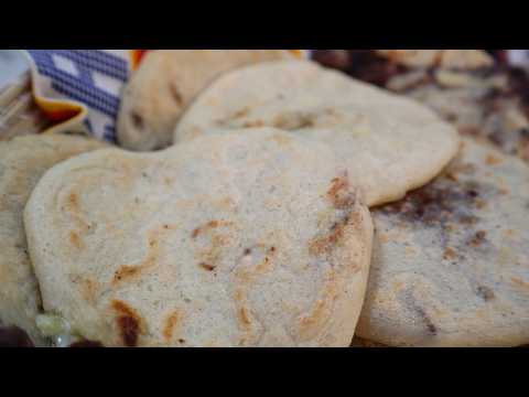 Pupusas con loroco y queso y frijoles negros.