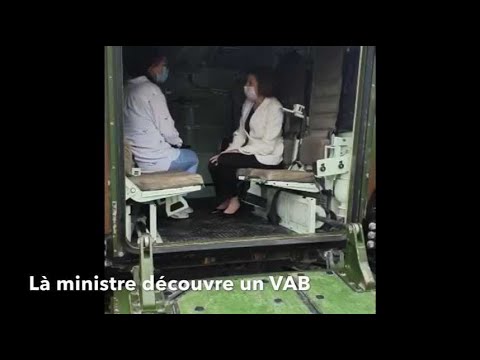 Florence Parly et un VAB, véhicule de l'avant blindé