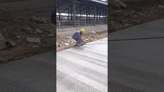 Molded cement pavement grooves- Good tools and machinery can increase work efficiency