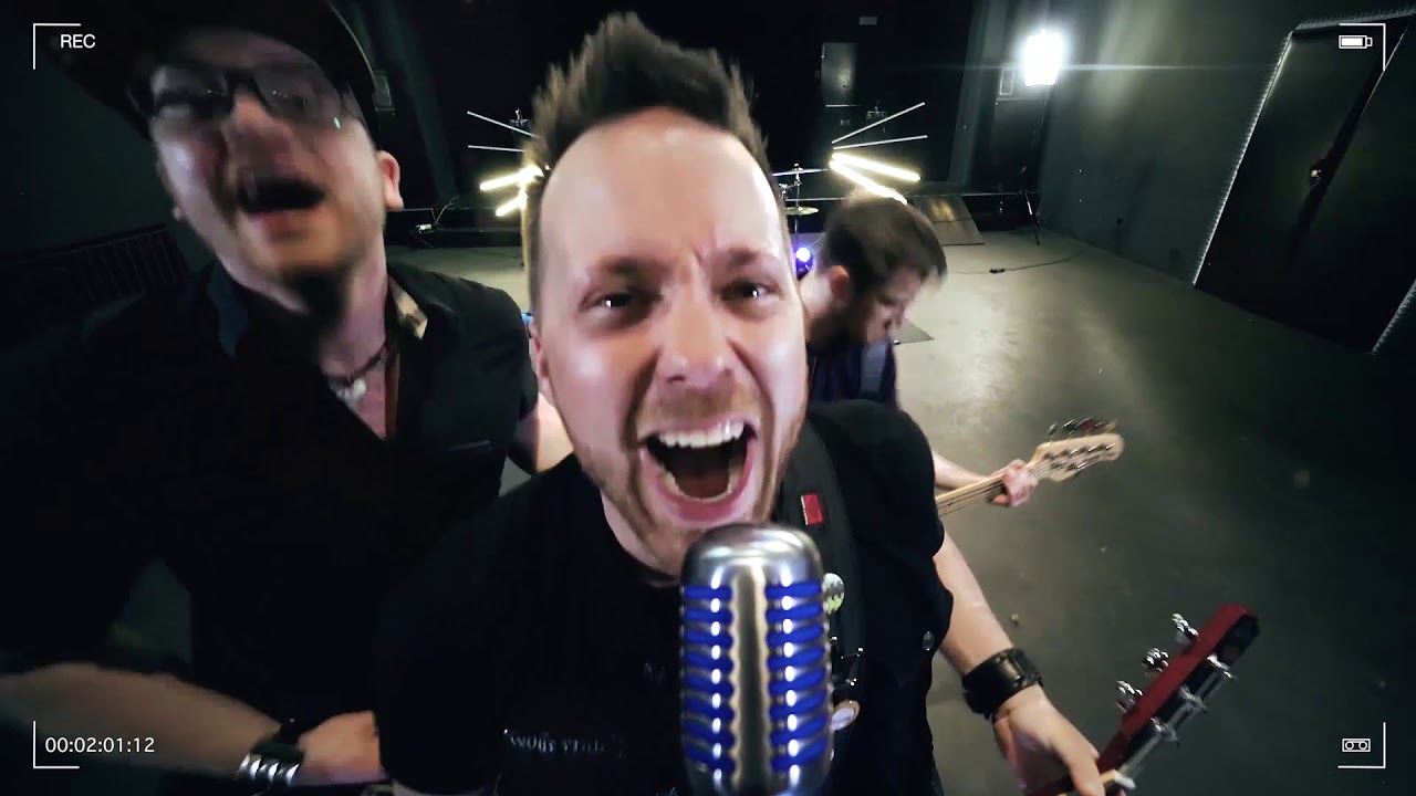 Pade na pade — záběr z klipu