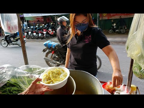 $0.75 Breakfast Noodle Dish, Num banhchok, Rice Noodles & Coffee - Cambodian Street Food
