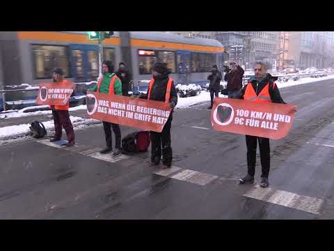 Klima-Demonstranten der "Letzten Generation" blockieren Stadtring in Leipzig
