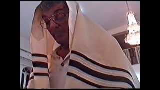 סליחות בבהכ''נ ''אבי-דוד'' - חזן רפאל צדוק.wmv (ידידנו היקר משה רצון ז"ל) - התמונה מוצגת ישירות מתוך אתר האינטרנט יוטיוב. זכויות היוצרים בתמונה שייכות ליוצרה. קישור קרדיט למקור התוכן נמצא בתוך דף הסרטון