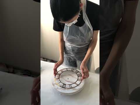 Создание часов из эпоксидной смолы на мастер-классе.