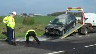 preview picture of video 'Emergency crews tackle car fire'