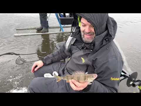 Tuulennopeus 20 m/s - Myrskypäivän pilkkireissu - Ajoahvenien etsintää merellä