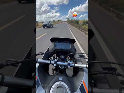 Motociclista desvia para acostamento para evitar colisão após ultrapassagens perigosas