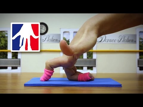 Finger Dance in the Studio - Fingers Ballet, Breakdance & Yoga