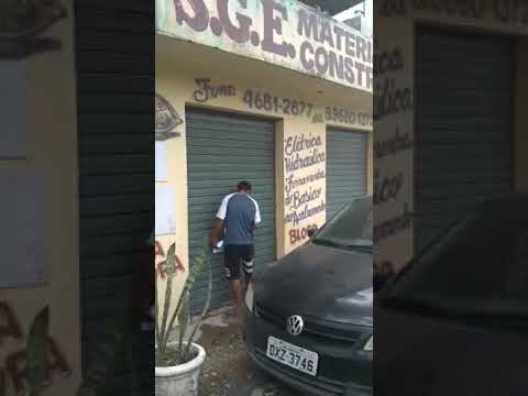 Denis Rocha Diretor de Obras da Prefeitura de Juquitiba retira o lacre do Depósito do Adriano