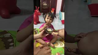 Em My tập ăn cơm