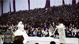 Download lagu Satmar Rebbe Dancing Mitzvah Tantz At His First Great Grandchild’s Wedding | מצוה טאנץ בחצה״ק סאטמאר mp3